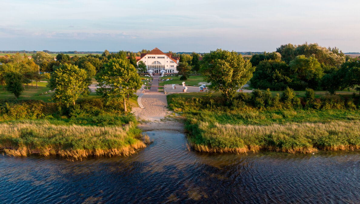 Strand mit einem Hotel