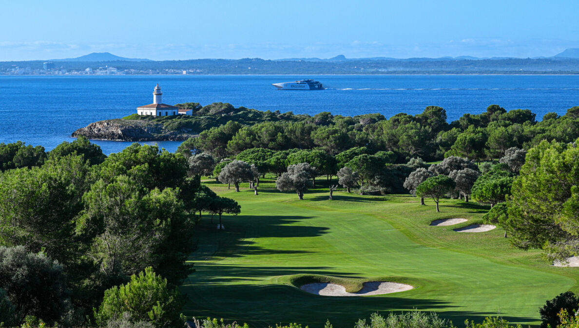 Golfplatz und Leuchtturm des Club de Golf Alcanada