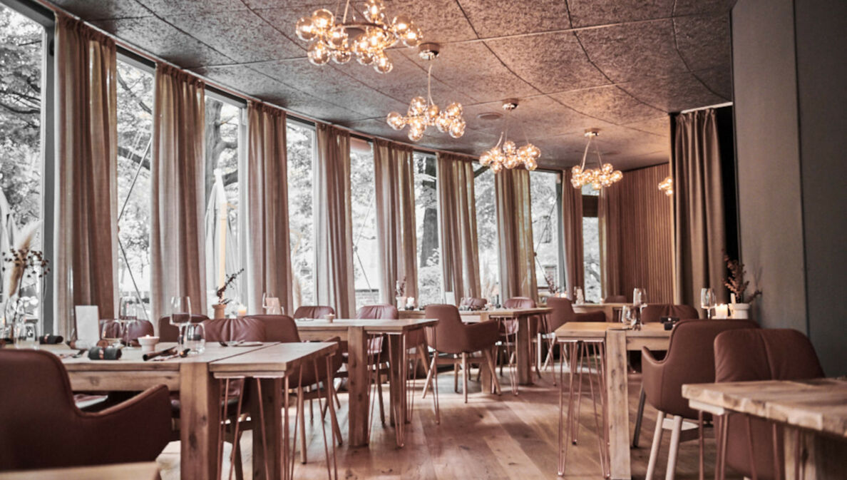 Blick auf Tische und Stühle im Restaurant Jante in Hannover