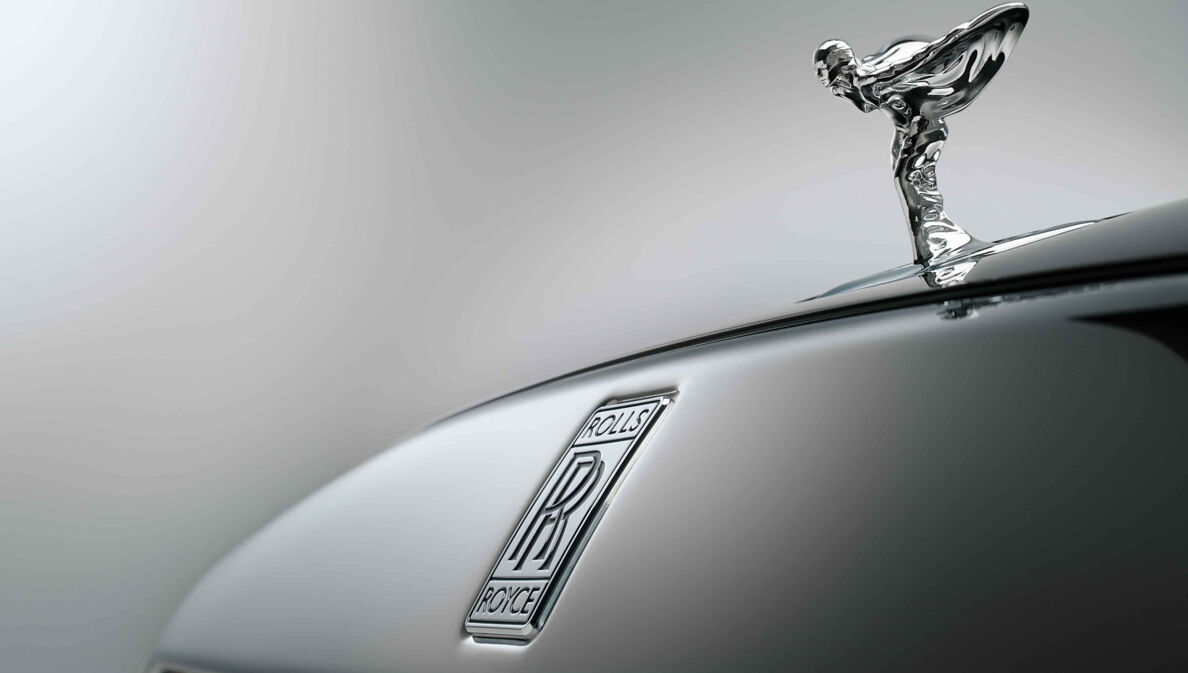 Eine Kühlerfigur auf der Front eines Rolls-Royce Spectre