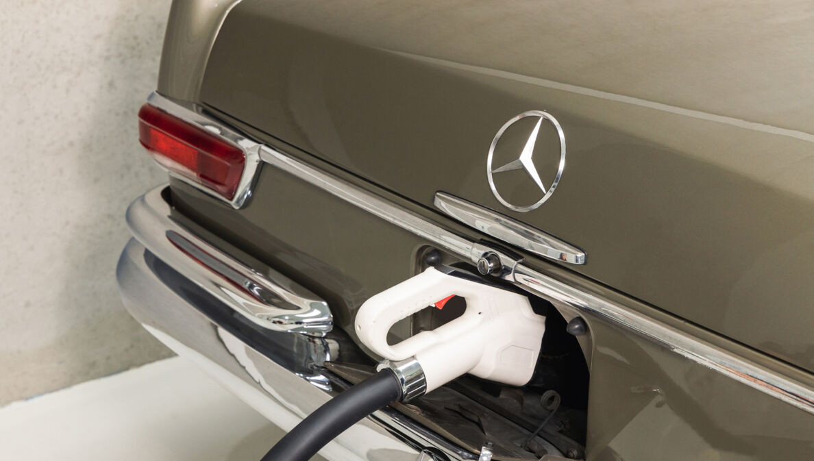 Detail eines Mercedes mit Ladekabel