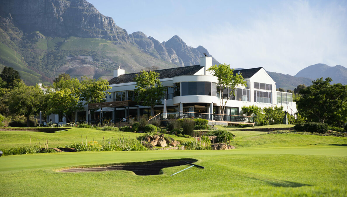 Der Erinvale Golf Club vor den Bergen von Südafrika.