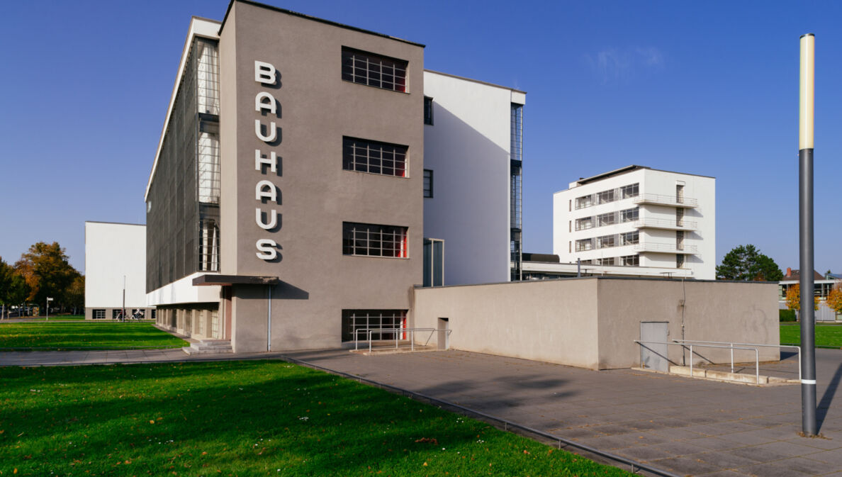 Außenansicht des Bauhaus-Gebäudes in Dessau