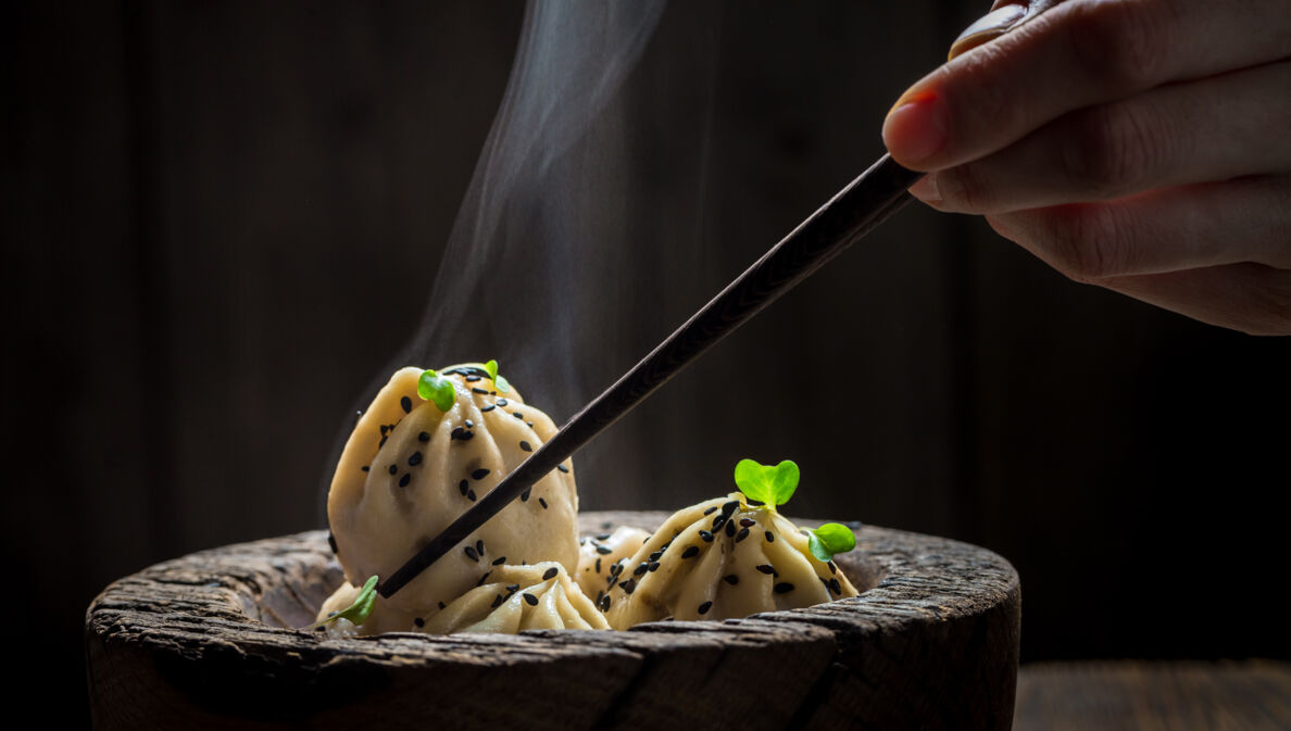 Heiße asiatische Knödel in einer Holzschale