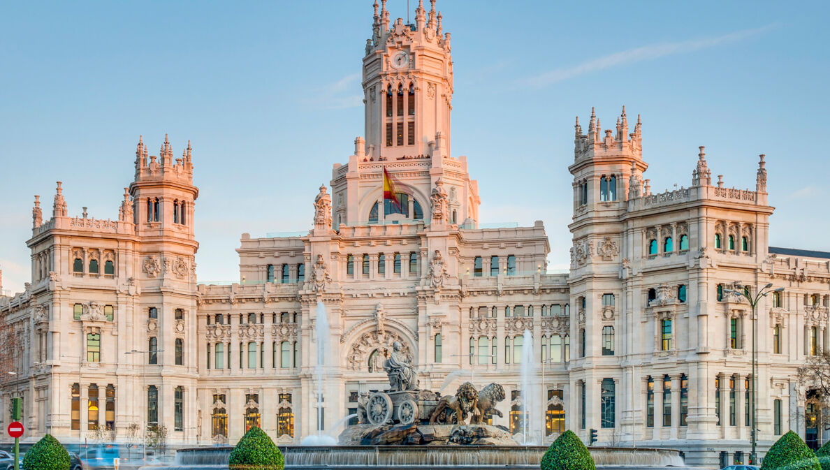 Aufnahme des Plaza de Cibeles mitten in Madrid.