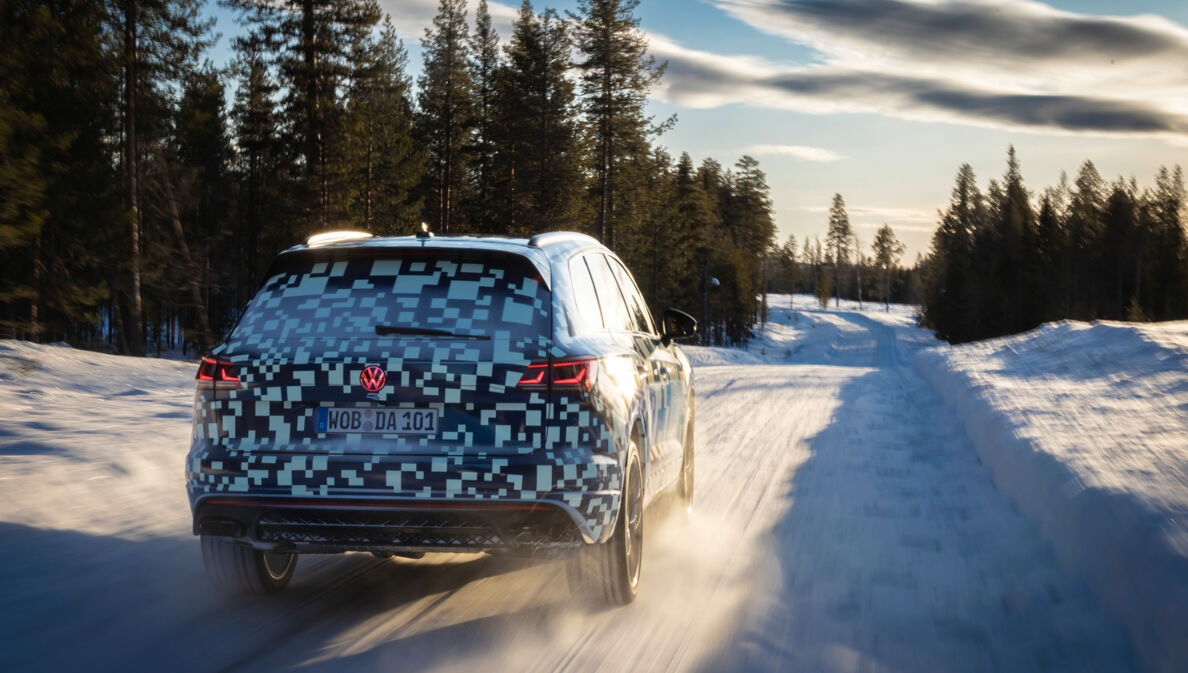 Ein Volkswagen Touareg von hinten in QR-Code-Farben in einer Schneelandschaft