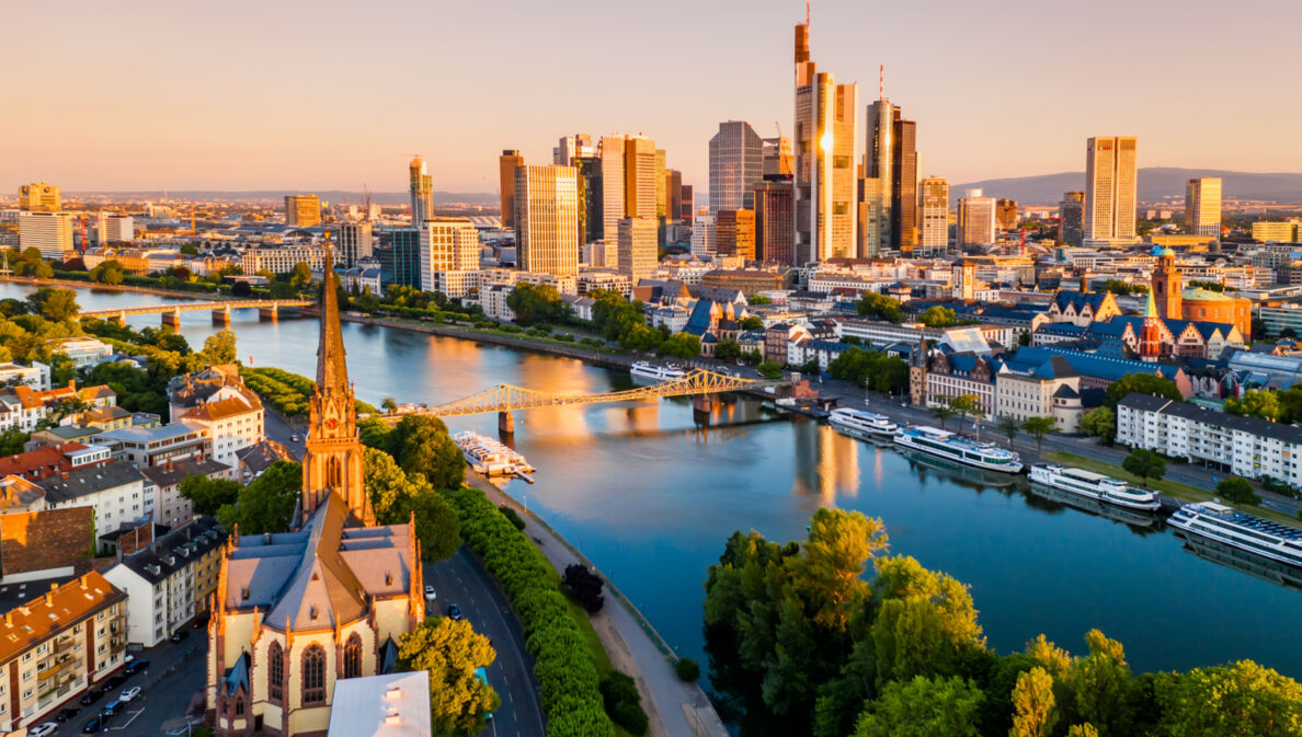 Luftaufnahme von Stadtpanorama Frankfurt am Main bei Abenddämmerung