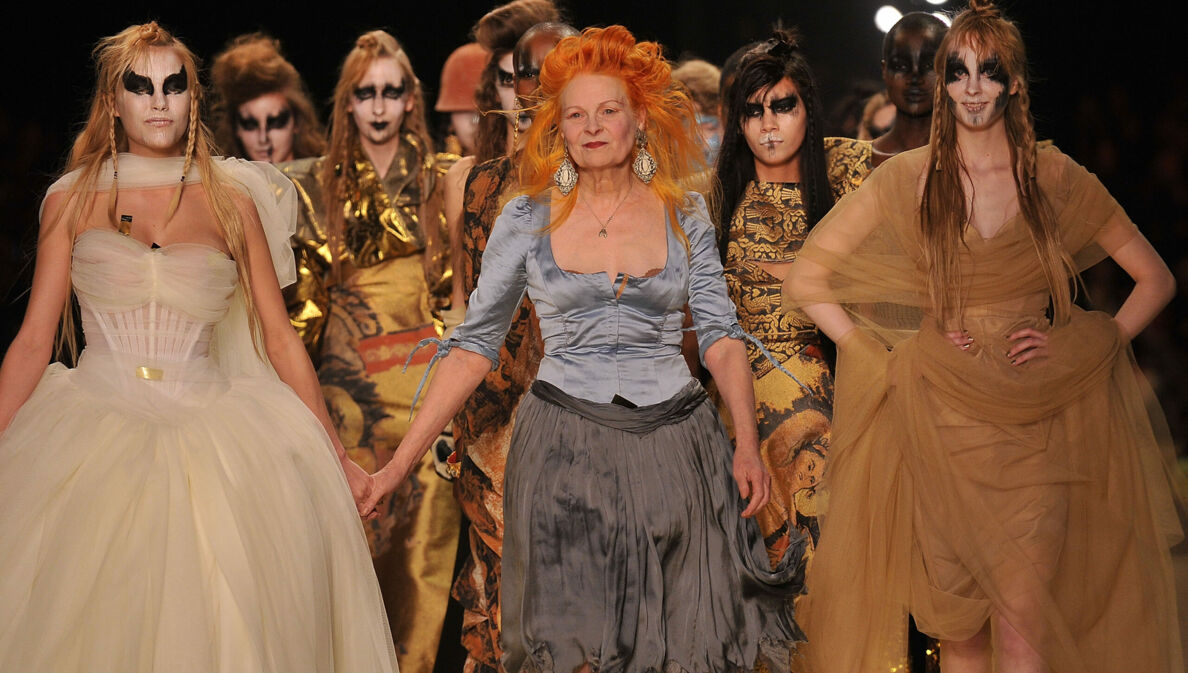 Vivienne Westwood unter Demonstrierenden, die Schilder in die Höhe halten