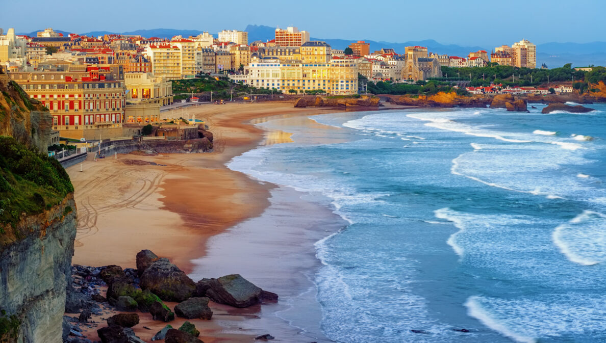 Stadtpanorama von Biarritz mit Sandstrand am Meer bei Sonnenaufgang