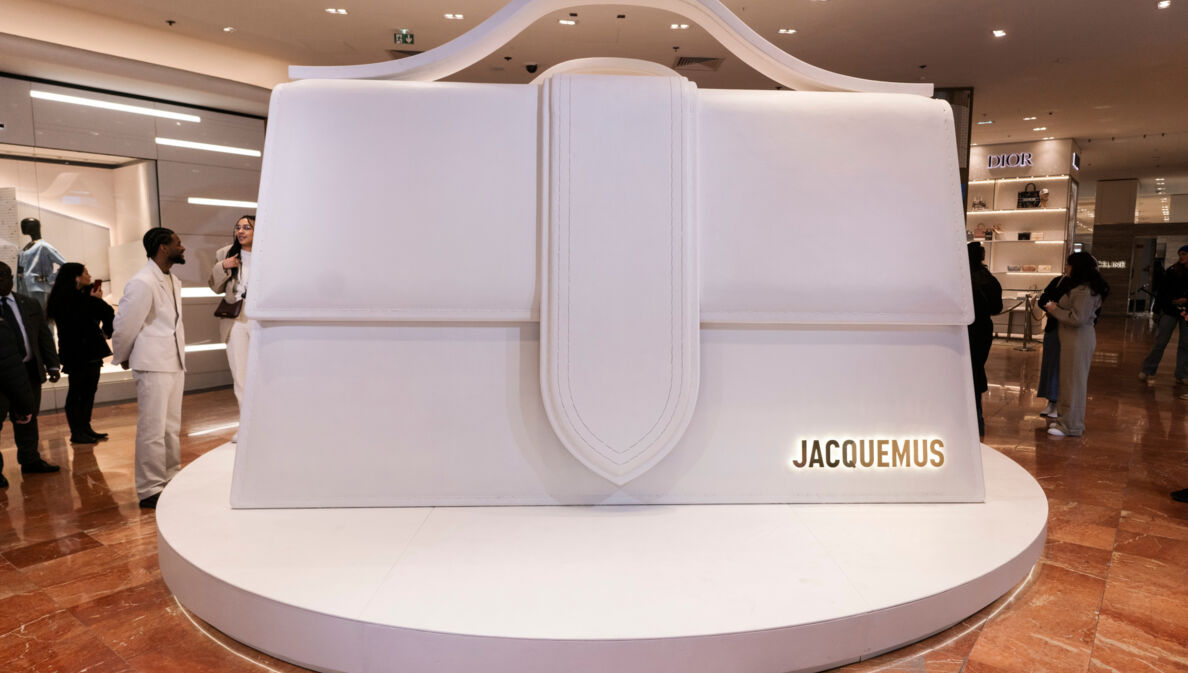 Alt-Text: Eine weiße, überdimensionale Le Bambino-Tasche des Designers Jacquemus in der Pariser Galeries Lafayette.