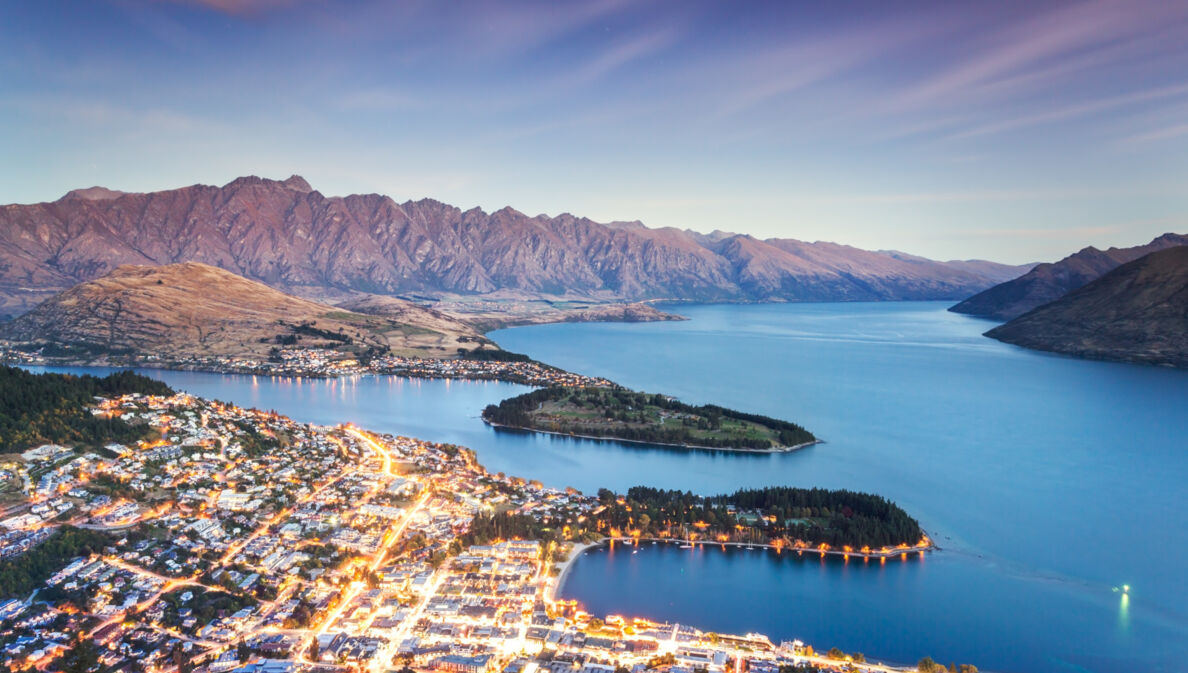 Queenstown in der Abenddämmerung mit vielen erleuchteten Straßen