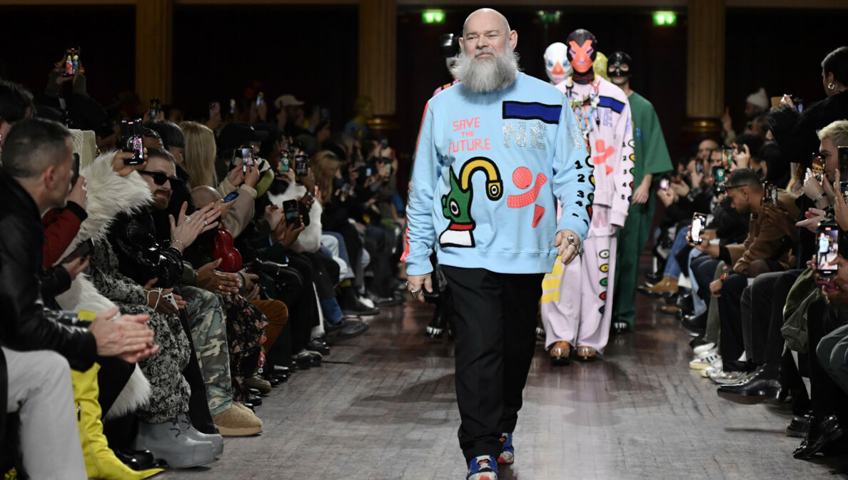 Modedesigner Walter Van Beirendonck auf dem Laufsteg der Fashion Week in Paris.