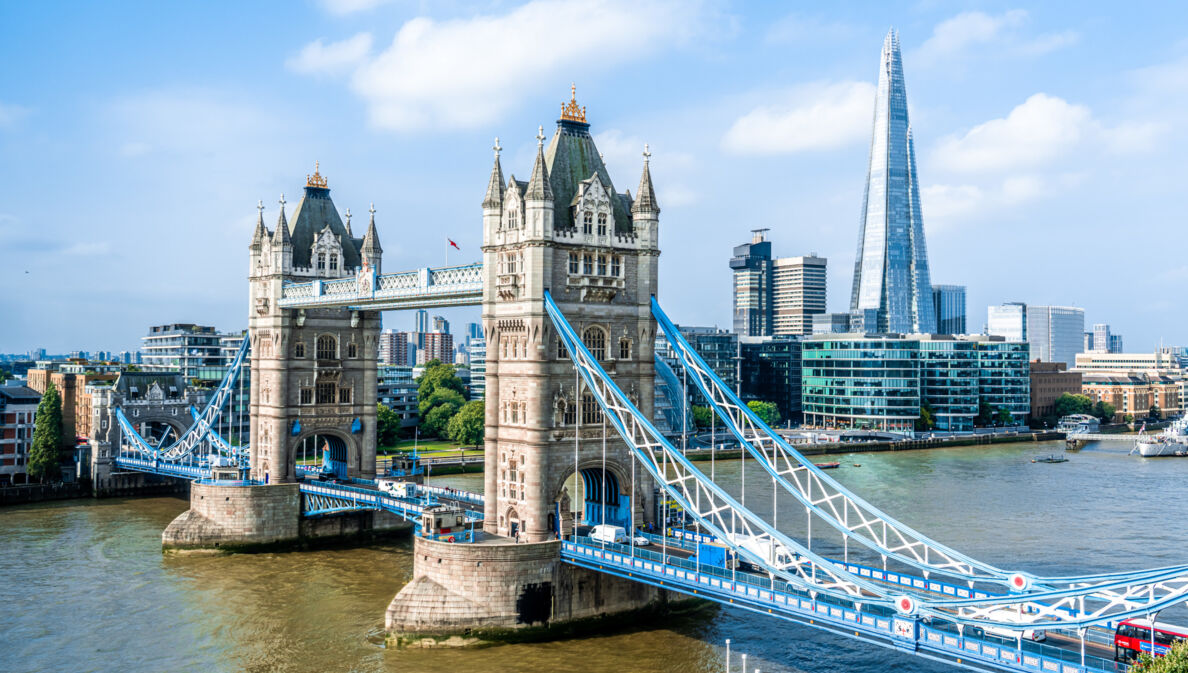 Die Klappbrücke Tower Bridge über der Themse in London