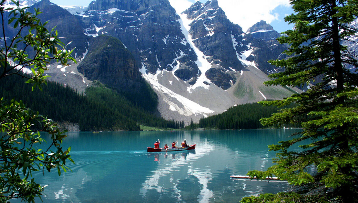 Ein Kanu auf dem Lake Moraine in Alberta vor der Kulisse der kanadischen Rocky Mountains