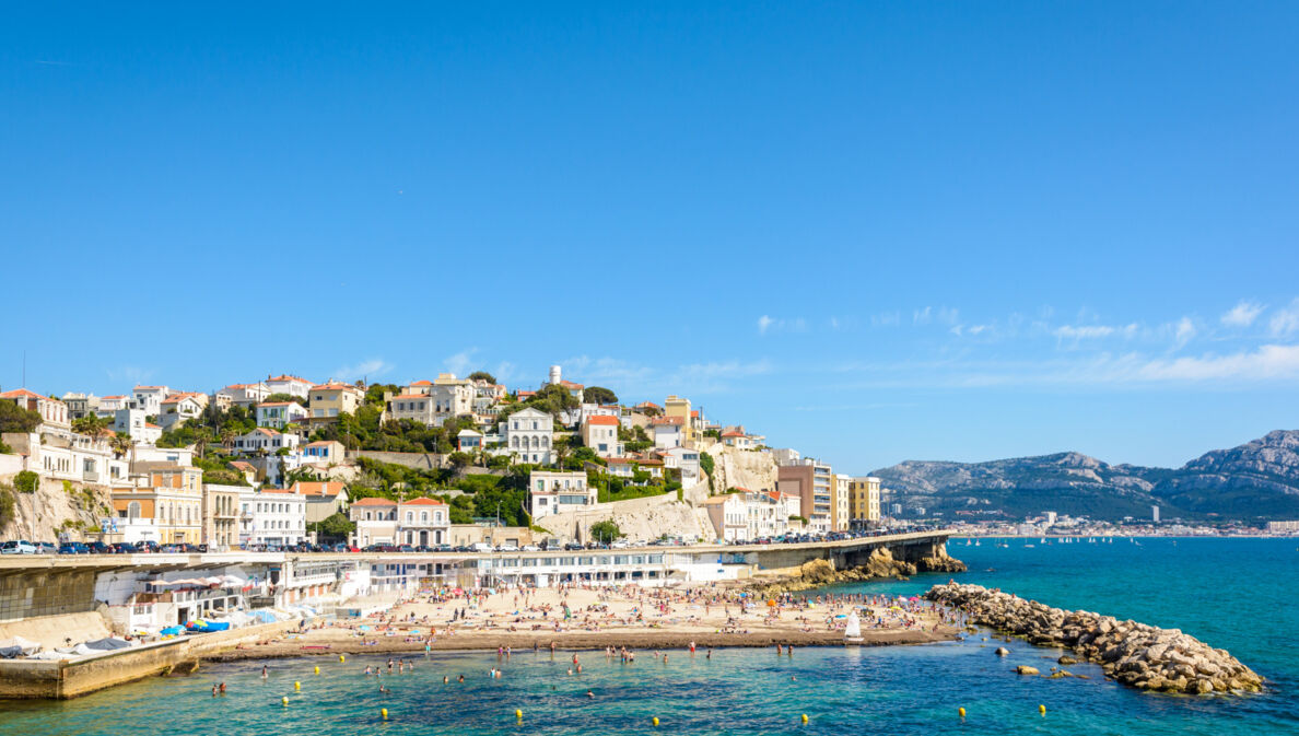 Stadt mit Strand am Meer