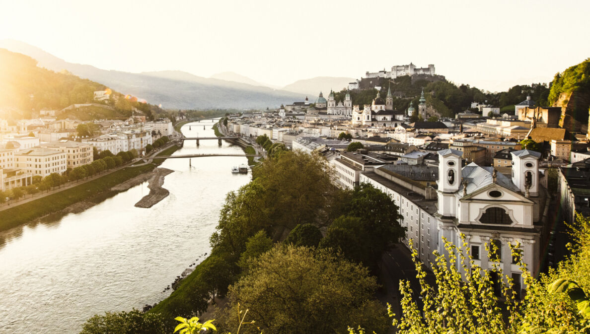 Panorama der Stadt Salzburg mit dem Fluss Salzach in der Abendsonne