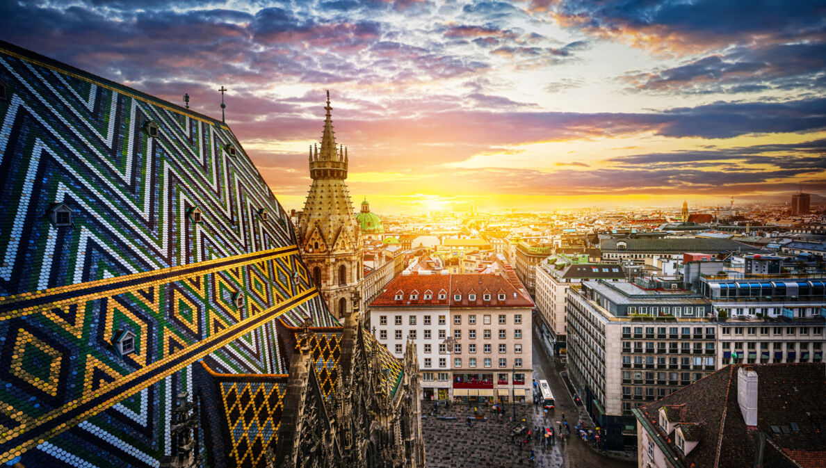 Blick auf Wien in der Abendsonne vom Dach einer Kirche.