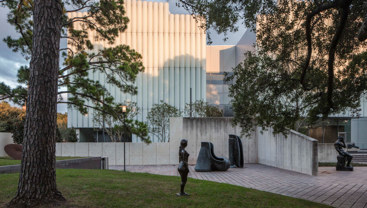 Modernes Museumgebäude aus Beton mit Skulpturengarten.