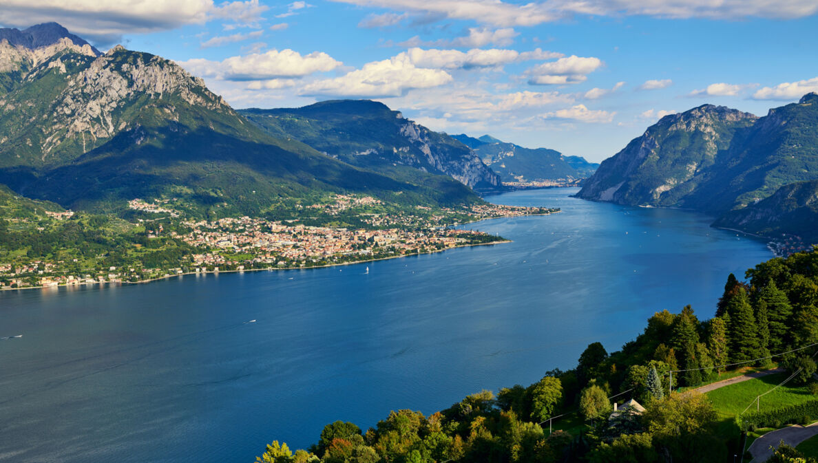 Panoramaaufnahme des Comer See in Italien.