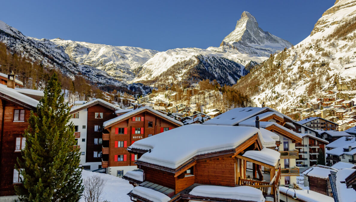 Verschneites Dorf Zermatt mit Matternhorn im Hintergrund. 