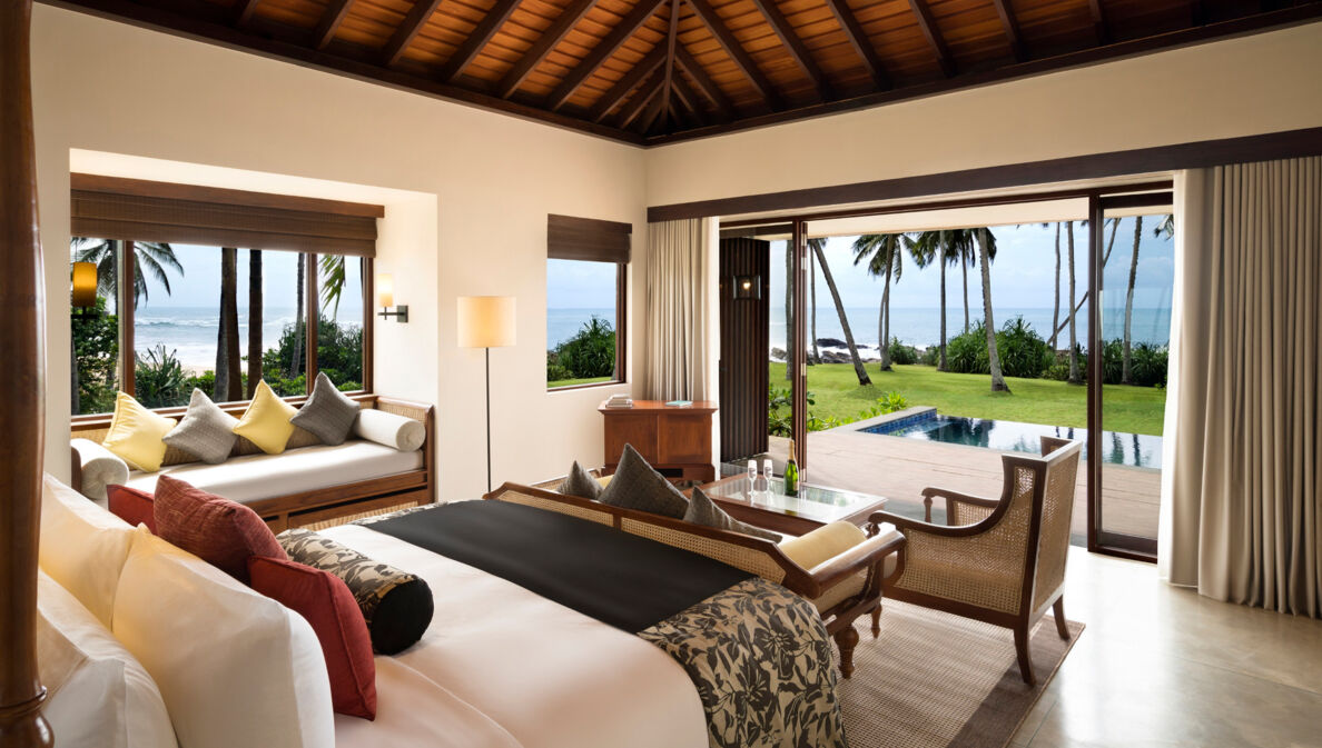 Elegante Hotelsuite im Bungalow-Stil mit eigenem Pool in tropischer Umgebung am Meer.