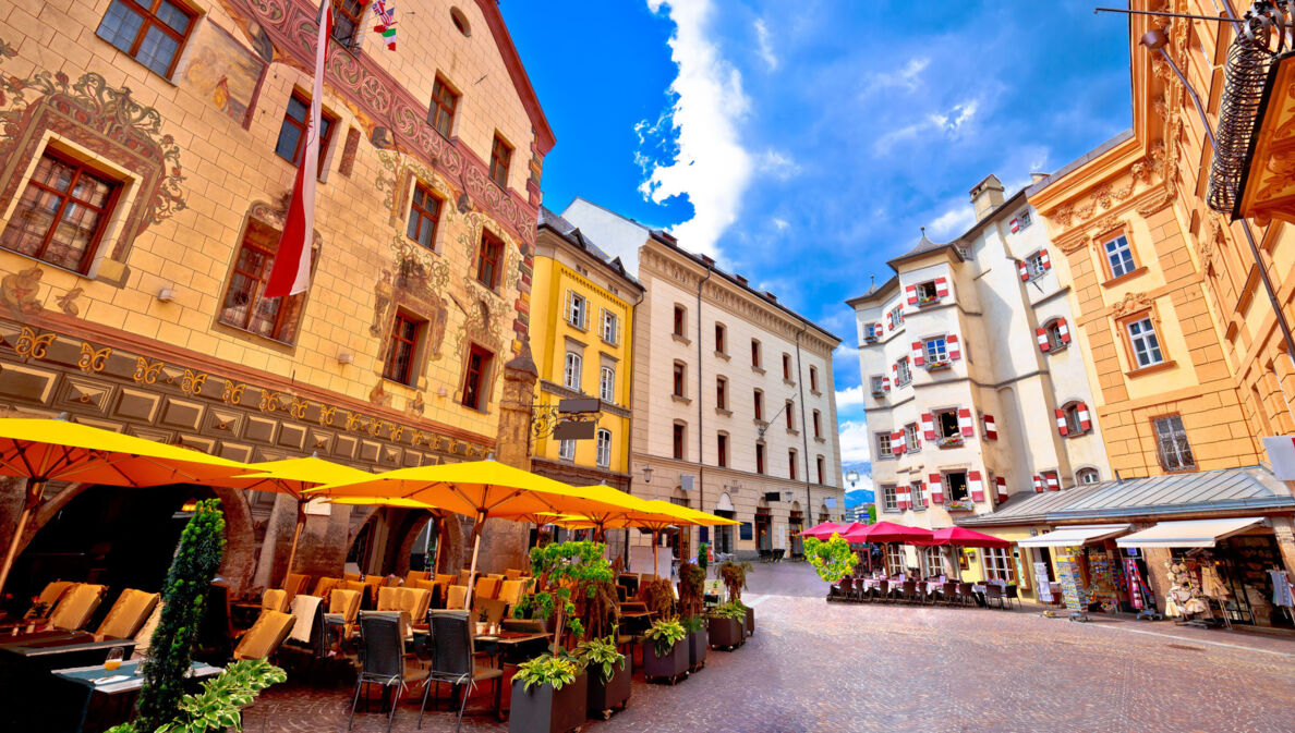 Fußgängerzone in der Innsbrucker Altstadt mit Außengastronomie.