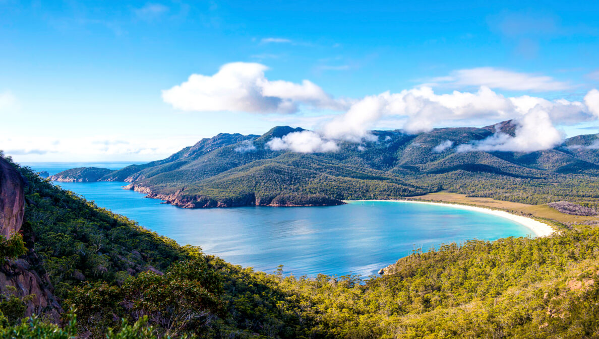 Panoramaaufnahme des Freycinet-Nationalparks in Tasmanien mit Blick auf die halbmondförmige Wine Glass Bay.