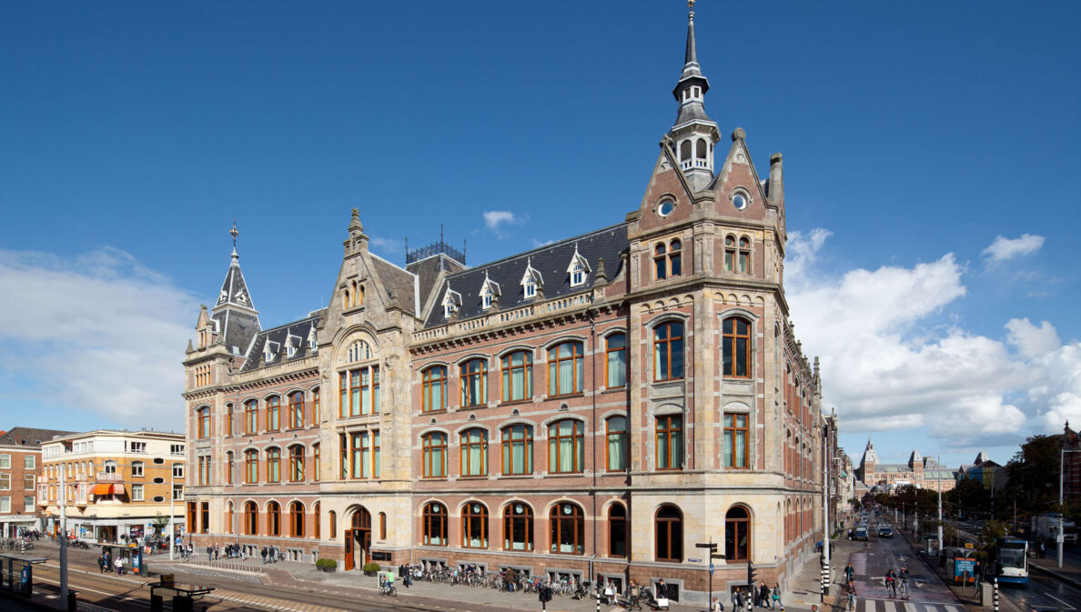 Außenfassade eines historischen Gebäudes mit Türmen im Stadtzentrum.