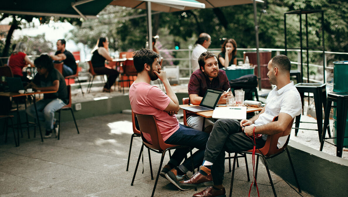 3 junge Leute arbeiten zusammen in Café