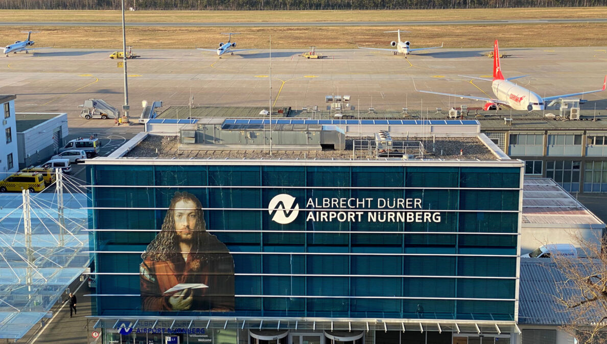 Aufsicht auf rechteckiges Hauptgebäude am Airport Nürnberg mit Albrecht Dürer Konterfei.