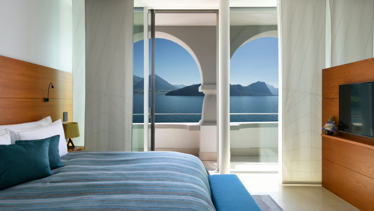 Helles Hotelzimmer mit Loggia und Seeblick.