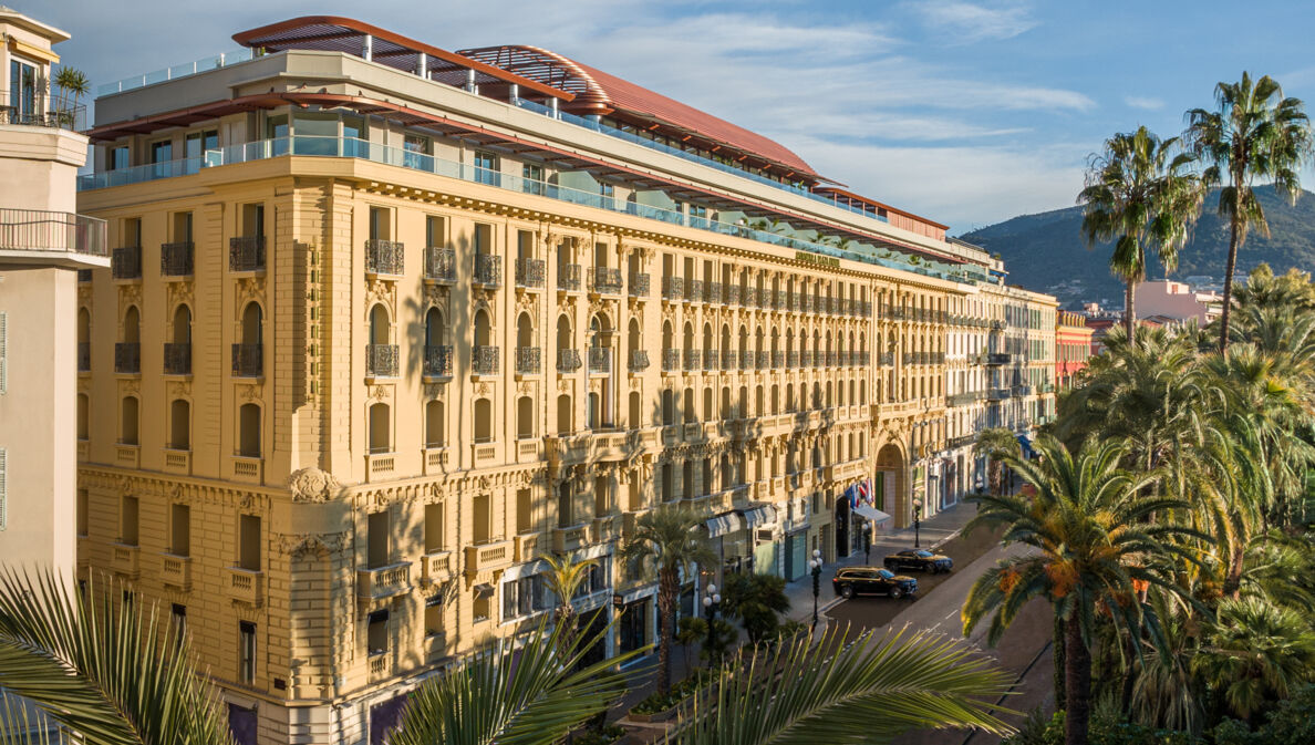 Außenansicht des gelb gestrichenen Anantara Plaza Nice Hotels