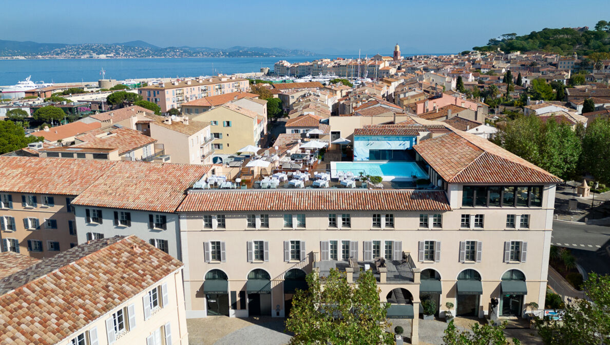 Blick auf das Hôtel de Paris Saint-Tropez mit Dachgarten und Rooftop-Pool, im Hintergrund das Mittelmeer.