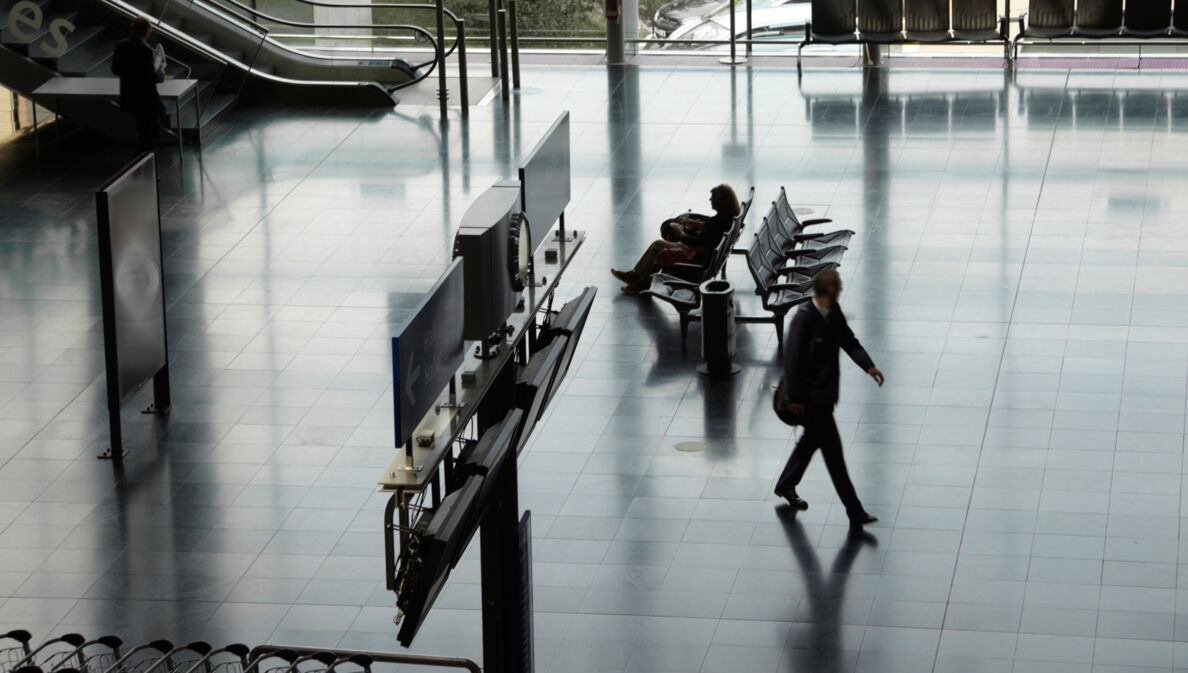 Aufnahme einer Wartehalle mit zwei Reisenden im EuroAirport Basel-Mulhouse-Freiburg.