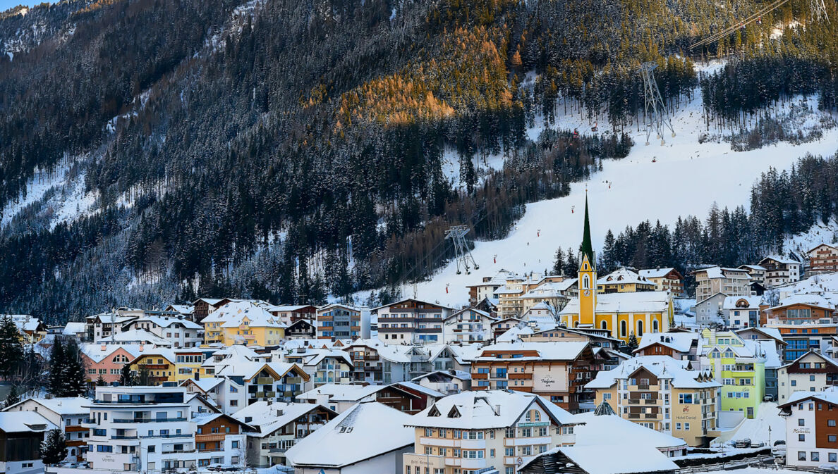 Blick auf Ischgl bei Einbruch der Dunkelheit