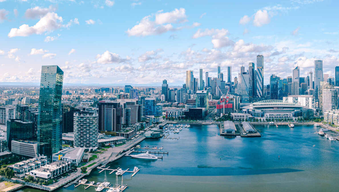 Modernes Hafenareal mit Skyline aus Hochhäusern, Luftaufnahme.