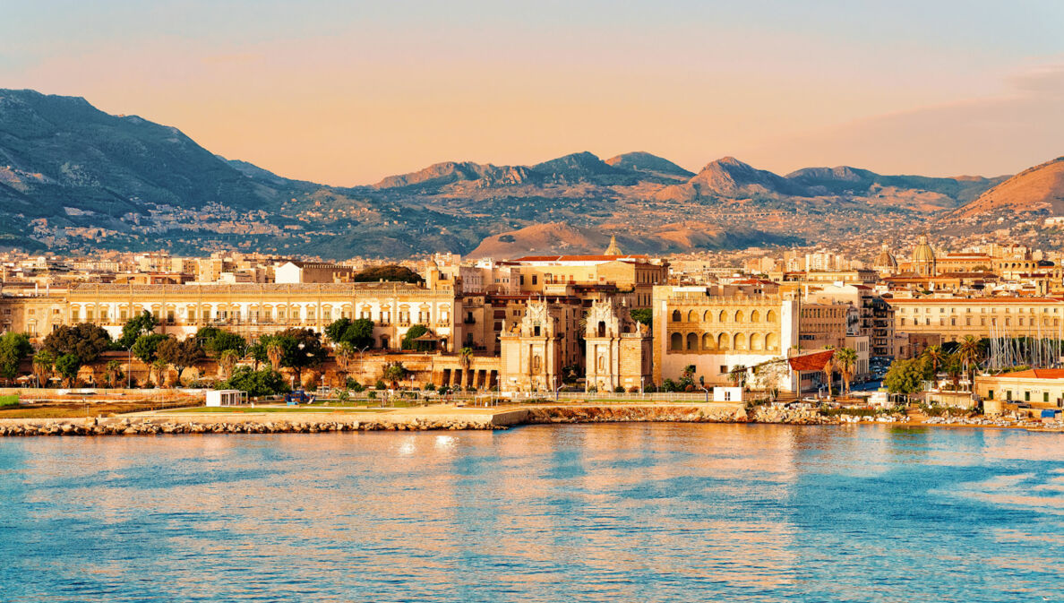 Sonnenaufgang über dem Mittelmeer mit Blick auf die Altstadt von Palermo