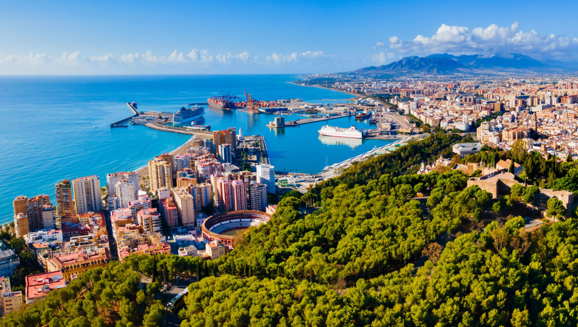 Luftaufnahme von Málaga mit Meer und Bergen im Hintergrund.