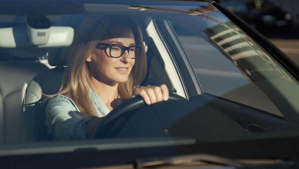 Businesswoman im Auto