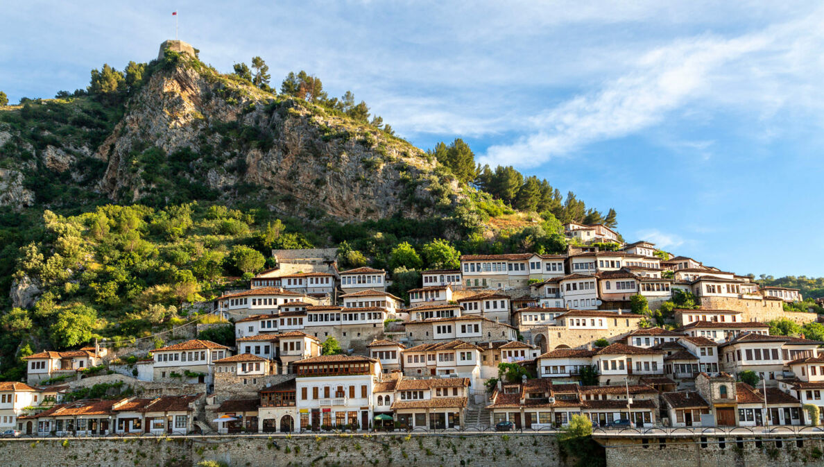 Stadt Berat in Albanien mit vielen Häusern an einem Berghang.