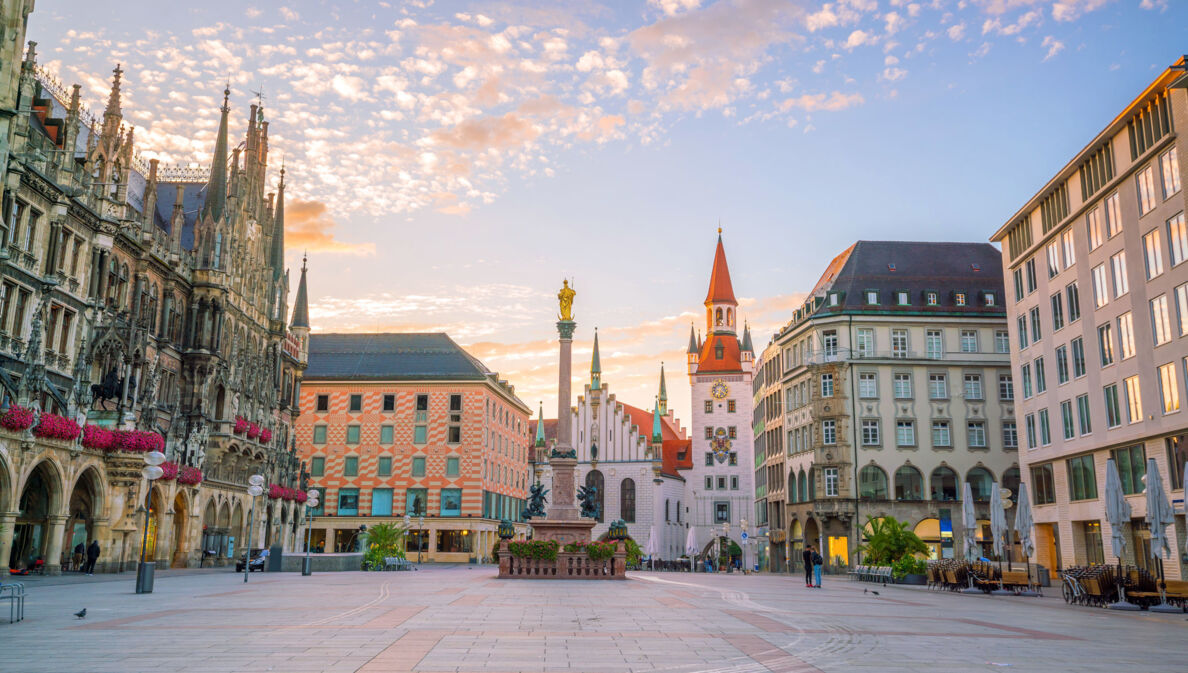 Gebäude rund um den Marienplatz in München bei Sonnenuntergang.