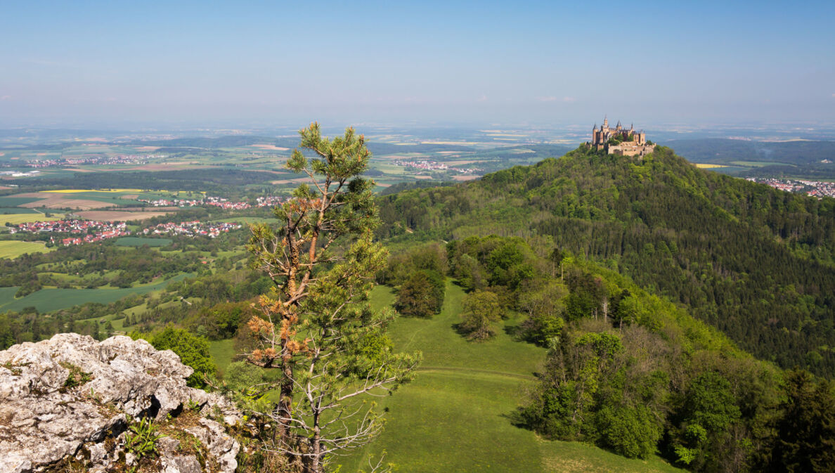 Panorama in der Schwäbischen Alb mit Burg Hohenzollern.