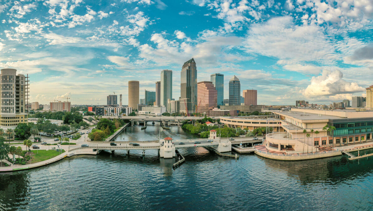 Stadtpanorama von Tampa mit Wolkenkratzern hinter einer Flusskreuzung.