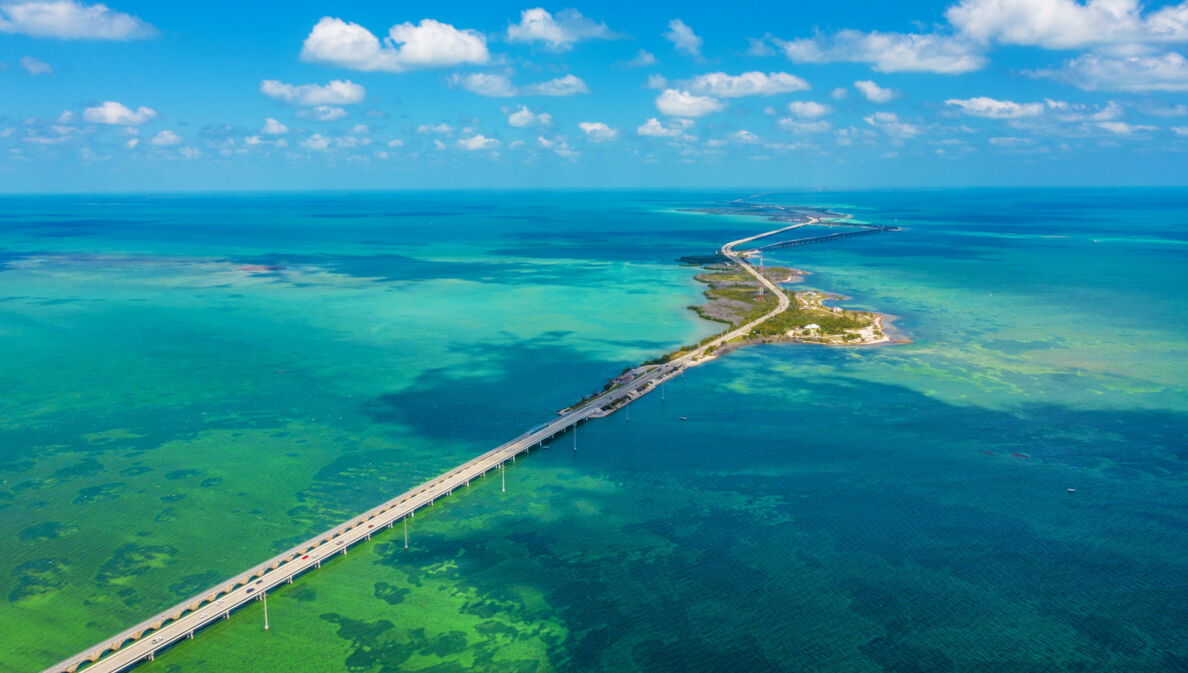 Lange Brücke, die kleine Inseln im türkisblauen Meer miteinander verbindet.