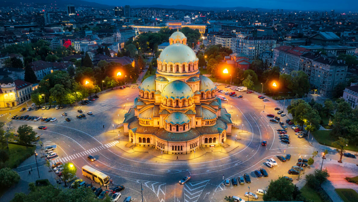 Stadtzentrum von Sofia mit beleuchteter orthodoxer Kathedrale bei Nacht.