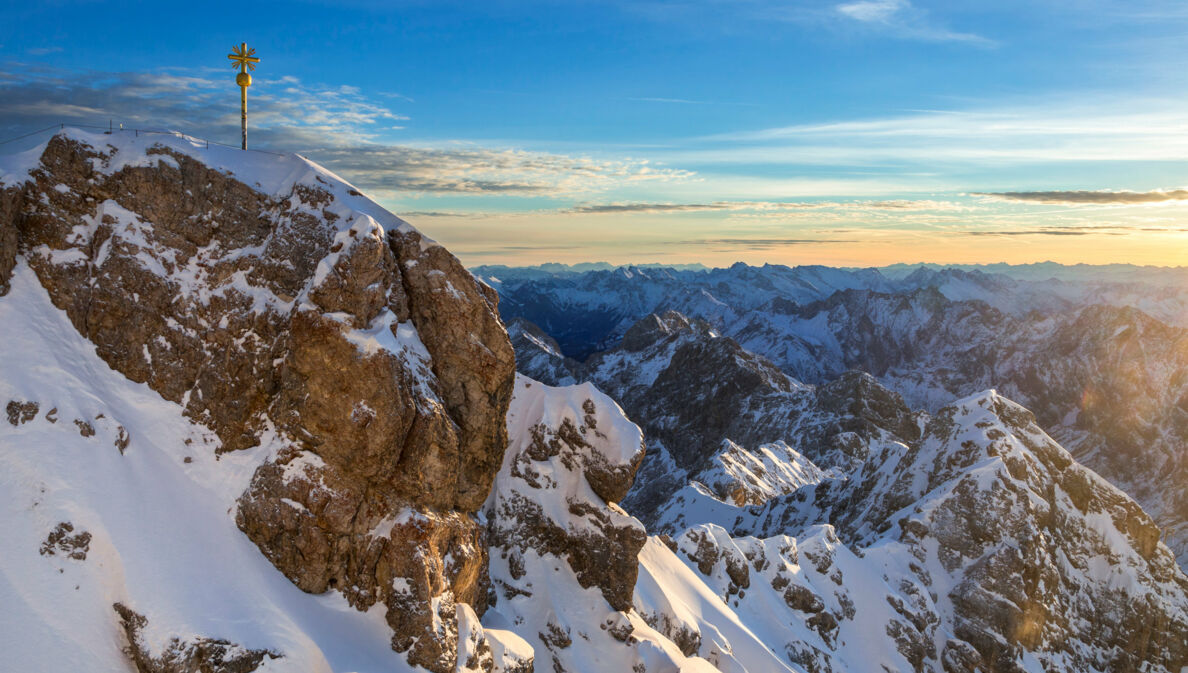 Der anspruchsvolle Aufstieg über den Höllental-Klettersteig auf die Zugspitze belohnt mit einer Top-Aussicht. 