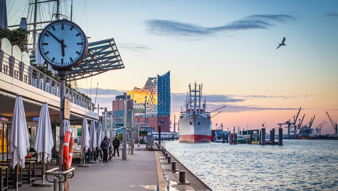 Blick in den Hamburger Hafen mit der Elbphilharmonie.