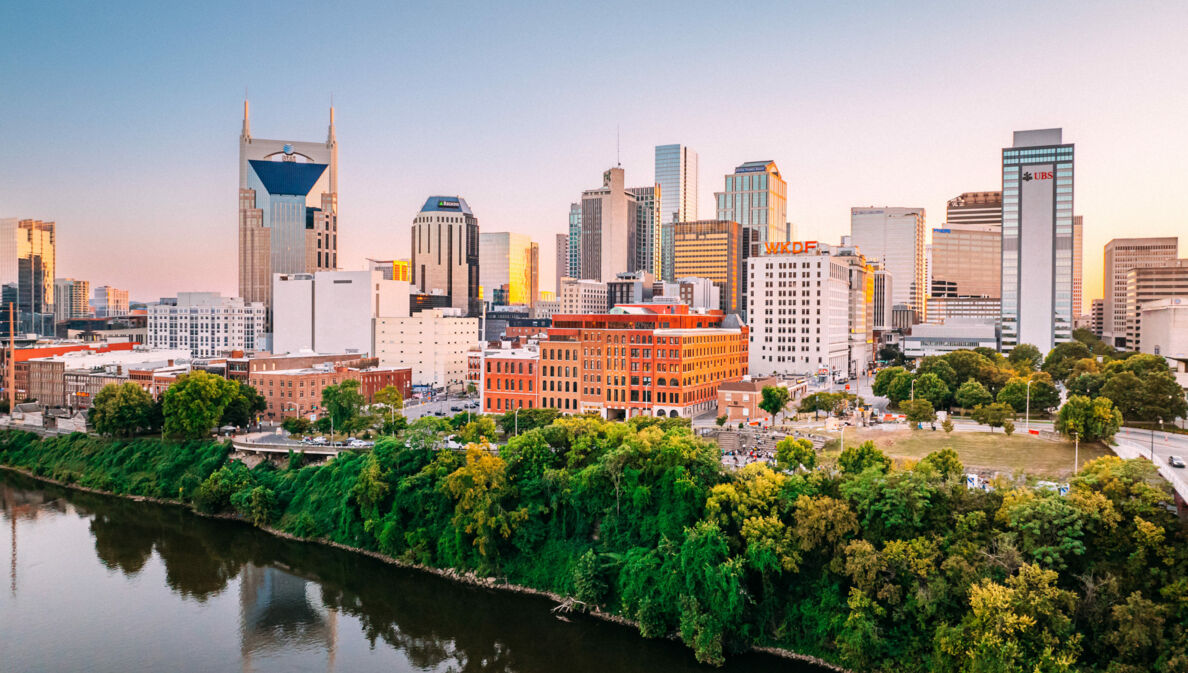 Skyline von Nashville, im Vordergrund ein Park am Fluss.