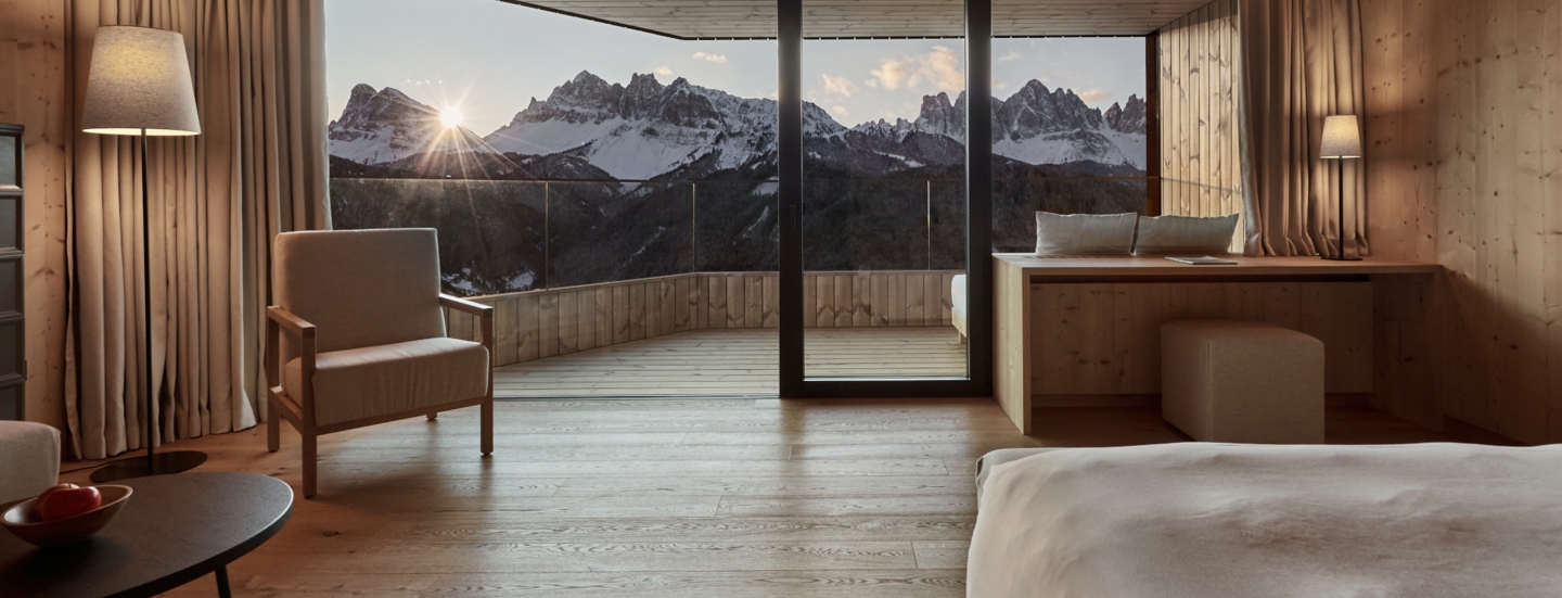 Modern und minimalistisch eingerichtete Suite des FORESTIS Hotels mit Blick auf die Dolomiten.