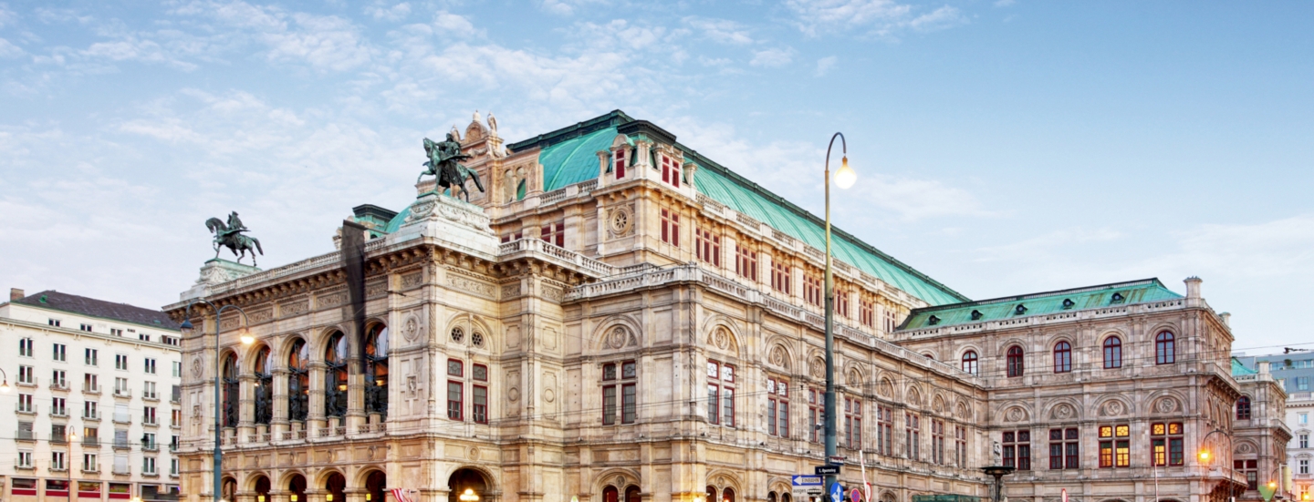 Panoramaaufnahme der Fassade des Park Hyatt Vienna Hotels in Wien.